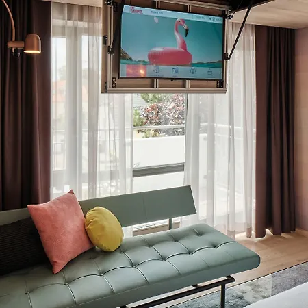 The Flamingo 4*